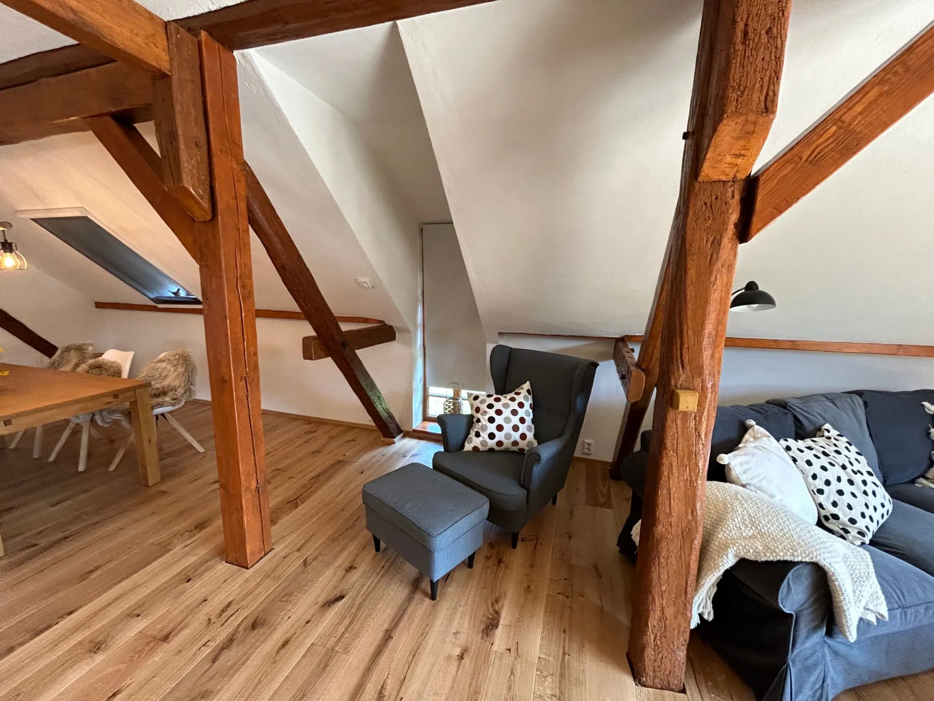 Ferienwohnung III: Blick vom Esstisch über die Sitzecke zwischen den alten Holzbalken